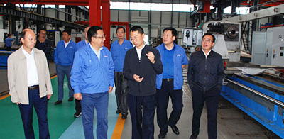天水市委常委副市長(zhǎng)王洪義來星火機(jī)床公司調(diào)研