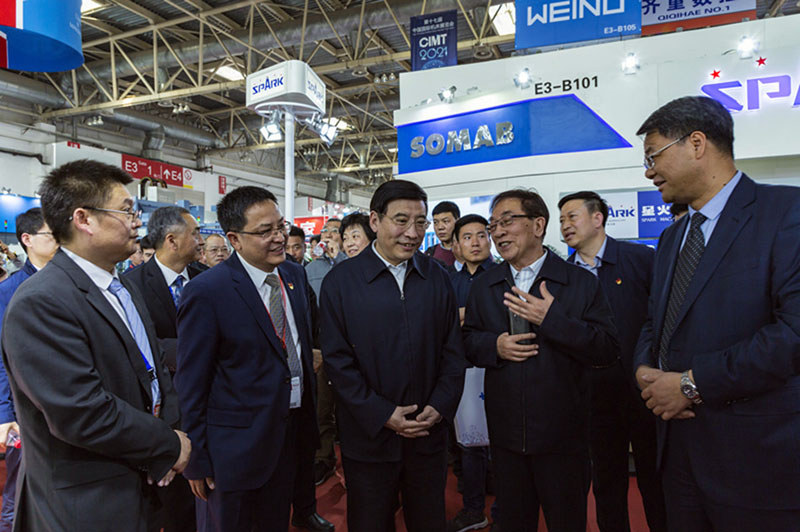 第十六屆中國國際機床展覽會在北京隆重開幕，工信部部長苗圩蒞臨星火機床公司展臺參觀指導(dǎo)