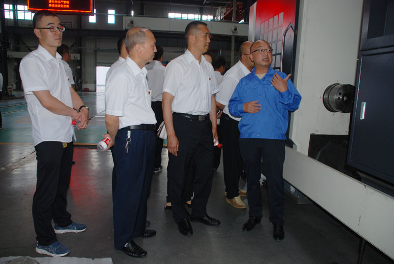 天水市政府政務(wù)大廳黨員干部來(lái)星火機(jī)床公司參觀(guān)交流