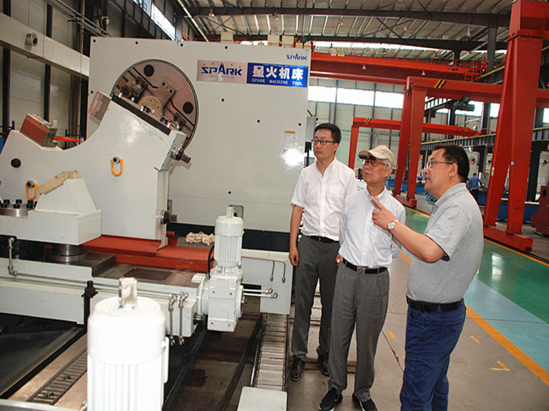 工信部智能制造專(zhuān)家咨詢(xún)委員會(huì)主任、 機(jī)械工業(yè)聯(lián)合會(huì)副會(huì)長(zhǎng)朱森第來(lái)星火機(jī)床公司調(diào)研