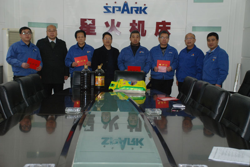 天水市政府國(guó)資委、市企工委慰問(wèn)星火機(jī)床公司優(yōu)秀黨員、困難黨員、老黨員