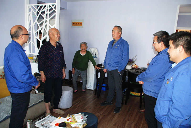 星火機(jī)床領(lǐng)導(dǎo)慰問(wèn)勞模 離休干部和退休困難黨員