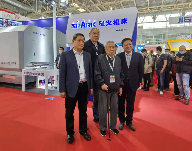 星火機(jī)床展臺(tái)吸引各方關(guān)注 主管部門行業(yè)領(lǐng)導(dǎo)專程參觀