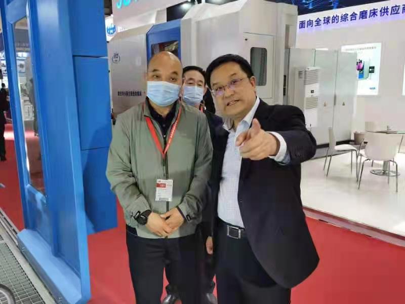 天水市科技局局長(zhǎng)高翔宇一行參觀星火機(jī)床公司展臺(tái)