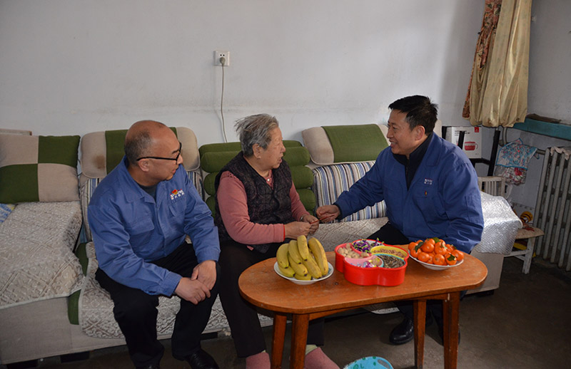 星火機床公司領(lǐng)導(dǎo)慰問全國勞模及困難職工