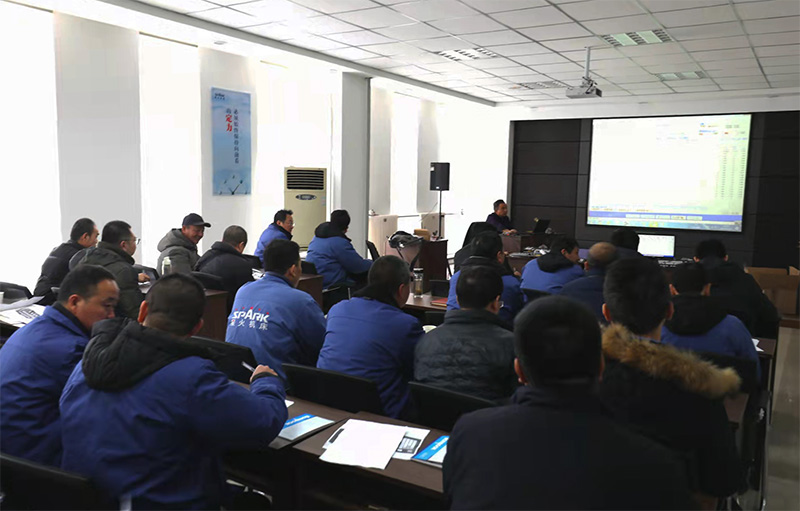 星火機床公司開展營銷人員新產(chǎn)品相關(guān)知識技能培訓(xùn)