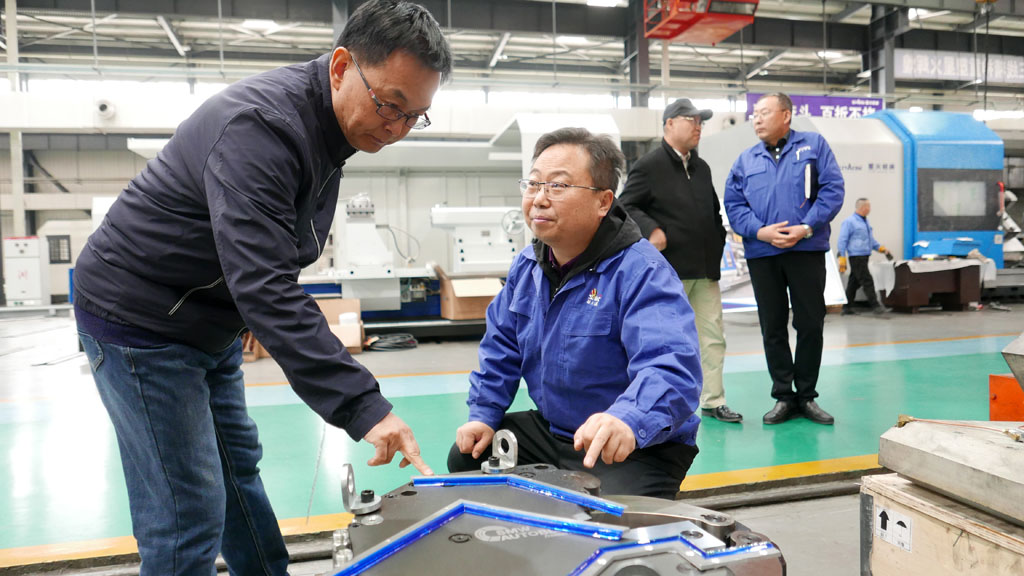 中國華能酒泉風電及中車集團領導到星火機床公司考察調(diào)研