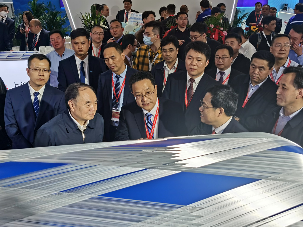 中國(guó)工程院院士周濟(jì)蒞臨星火機(jī)床公司展臺(tái)參觀