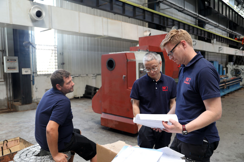 羅馬尼亞客商來甘肅星火智能數(shù)控機床有限公司驗收產(chǎn)品