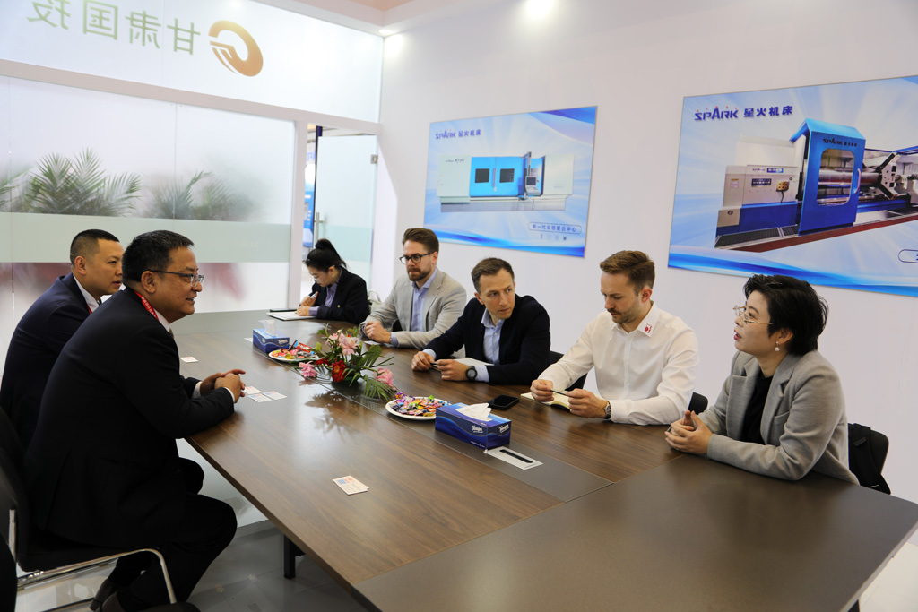 蔣保權(quán)與德國(guó)科魯?shù)鹿径麻L(zhǎng)克里斯蒂安·克魯斯一行進(jìn)行座談