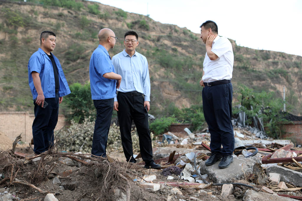 天水市工信局領(lǐng)導(dǎo)來星火數(shù)控公司檢查技改項(xiàng)目